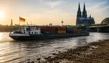 Rekordowo niski poziom wody w Renie utrudnia transport rzeczny w Niemczech i budzi obawy o dostawy paliw oraz dalsze skutki trwającej suszy.