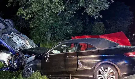 W Kamionnej pijany kierowca Mercedesa uderzył w drugi samochód, zabijając trzy młode osoby