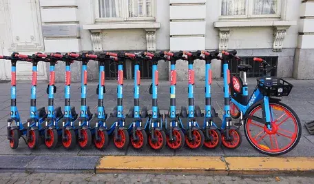 24-letni mężczyzna odpowie przed sądem po tym, jak policjanci zatrzymali go za jazdę hulajnogą elektryczną z prędkością sięgającą 80 km/h.