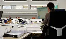 Kobieta siedząca za biurkiem