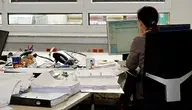 Kobieta siedząca za biurkiem