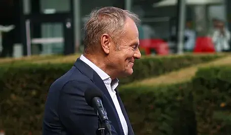 Premier Donald Tusk znowu wcisnął Polakom bubel prawny. Tutaj w Krakowie pozuje 