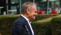 Premier Donald Tusk znowu wcisnął Polakom bubel prawny. Tutaj w Krakowie pozuje 