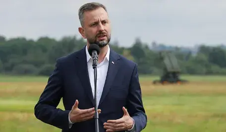 Władysław Kosiniak-Kamysz przemawia do mikrofonu podczas konferencji prasowej w plenerze