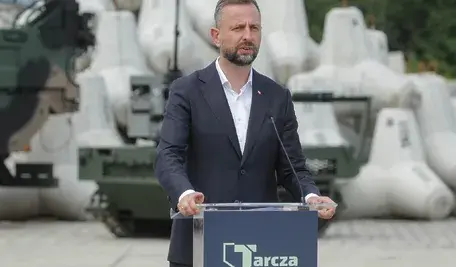 Giżycko, 21.08.2026. Wicepremier, minister obrony narodowej Władysław Kosiniak-Kamysz podczas spotkania w 15. Giżyckiej Brygadzie Zmechanizowanej im. Zawiszy Czarnego w Giżycku, 21 bm. Spotkanie dotyczyło podsumowania dwóch lat programu „Tarcza Wschód”. (sko) PAP/Tomasz Waszczuk