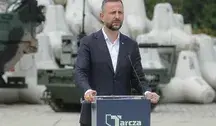Giżycko, 21.08.2026. Wicepremier, minister obrony narodowej Władysław Kosiniak-Kamysz podczas spotkania w 15. Giżyckiej Brygadzie Zmechanizowanej im. Zawiszy Czarnego w Giżycku, 21 bm. Spotkanie dotyczyło podsumowania dwóch lat programu „Tarcza Wschód”. (sko) PAP/Tomasz Waszczuk