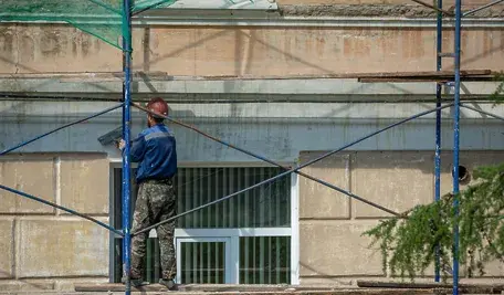 Mężczyzna pracujący na rusztowaniu