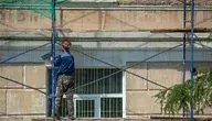 Mężczyzna pracujący na rusztowaniu