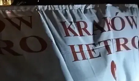 Tygodnik „Polityka” przyjrzał się organizowanym w Krakowie imprezom „Hetero Party”, podczas których uczestnicy promują heteroseksualizm i prezentują hasła „Polska hetero”.