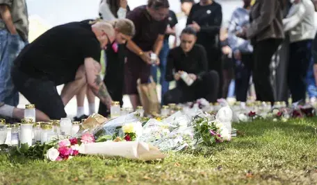 Ludzie gromadzą się, by składać kwiaty na miejscu tragedii (