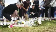 Ludzie gromadzą się, by składać kwiaty na miejscu tragedii (