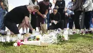 Ludzie gromadzą się, by składać kwiaty na miejscu tragedii (