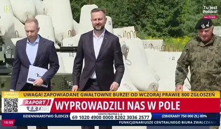 Władysław Kosiniak-Kamysz na Warmii pokazuje betonowe jeże