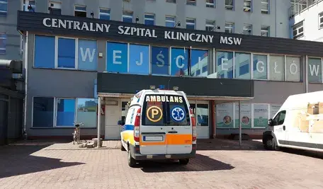 Szpital kliniczny MSWiA w Warszawie, karetka przed wejściem