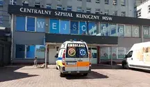 Szpital kliniczny MSWiA w Warszawie, karetka przed wejściem