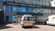 Szpital kliniczny MSWiA w Warszawie, karetka przed wejściem