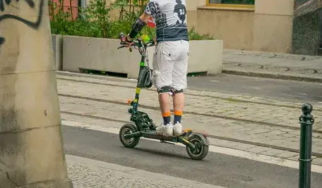 W Kościelnej Wsi 16-latek wjechał hulajnogą pod auto, które prowadził 17-latek