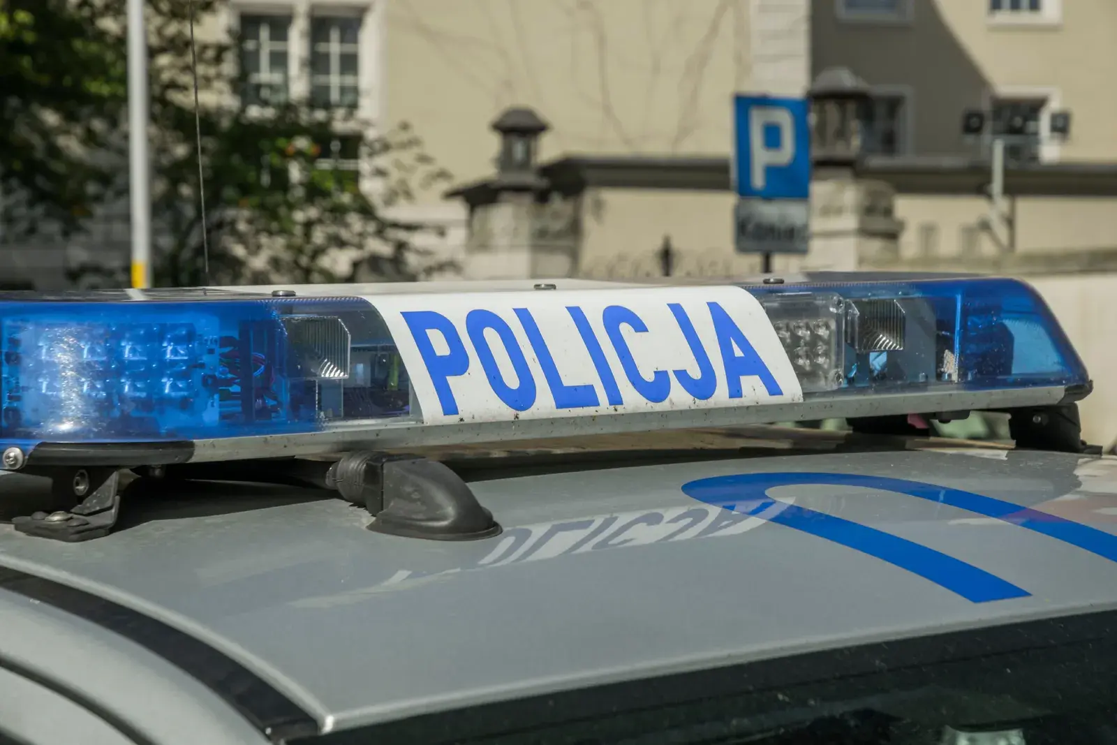 Kilkanaście godzin stał na parapecie i groził, że skoczy. Dramatyczna akcja warszawskiej policji