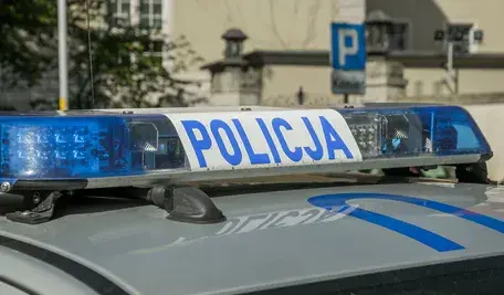 Na warszawskim Bemowie mężczyzna przez blisko 20 godzin groził, że wyskoczy z okna, zanim policji udało się go skłonić do powrotu do mieszkania