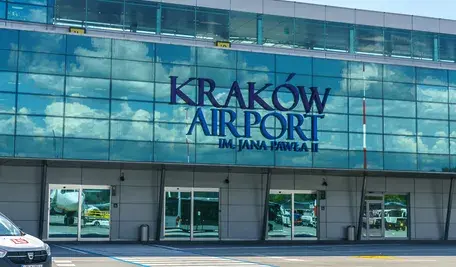 Lotniska w Krakowie i Katowicach tymczasowo wstrzymały lądowania po utracie łączności z niewielkim samolotem cywilnym, który został przechwycony przez wojsko.