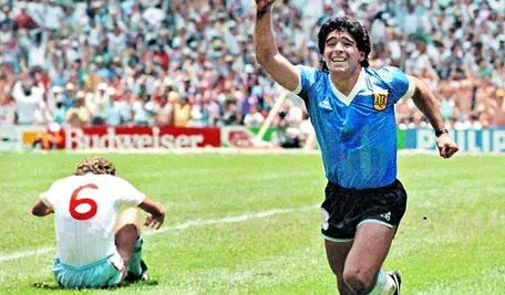 Diego Maradona celebruje gola w meczu Argentyna–Anglia podczas Mistrzostw Świata 1986 po słynnej bramce „Ręką Boga”