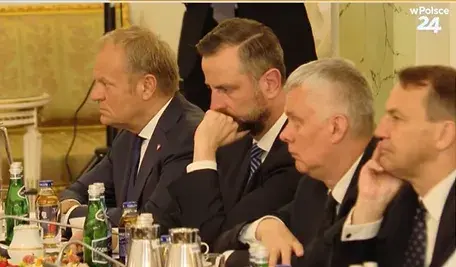 Zatroskany Donald Tusk, bo jego rządy topią wielkie afery. Patrzcie, jak zaciska usta w nienawistnym grymasie. 