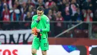 Łukasz Fabiański w reprezentacji Polski. Całuje Orzełka