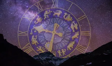 Zegar astronomiczny na tle gwieździstego nieba