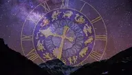 Zegar astronomiczny na tle gwieździstego nieba