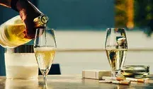 Kieliszki z alkoholem oraz papierosy na stole – grafika ilustracyjna do artykułu o nowym podatku od używek