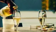 Kieliszki z alkoholem oraz papierosy na stole – grafika ilustracyjna do artykułu o nowym podatku od używek