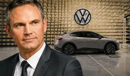 Oliver Blume, szef Volkswagena, na tle samochodu marki VW w centrum testowym koncernu podczas kryzysu i planów redukcji zatrudnienia