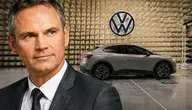 Oliver Blume, szef Volkswagena, na tle samochodu marki VW w centrum testowym koncernu podczas kryzysu i planów redukcji zatrudnienia