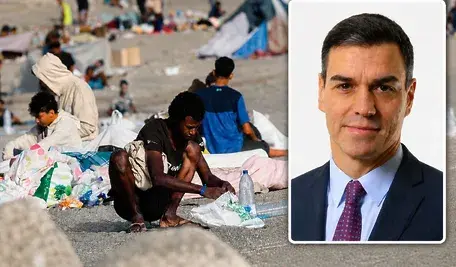 Migranci oczekują w obozowisku na plaży El Trampolín w Ceucie w Hiszpanii,, tymczasem premier Sanchez wybiera sie na kolejny urlop