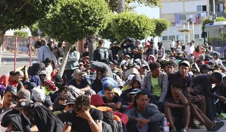 Setki mieszkańców Ceuty protestowały przeciwko planowi zakwaterowania imigrantów w budynkach użyteczności publicznej
