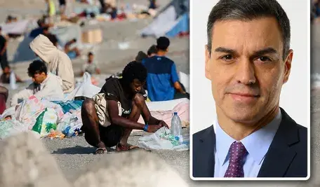 Migranci oczekują w obozowisku na plaży El Trampolín w Ceucie w Hiszpanii,, tymczasem premier Sanchez wybiera sie na kolejny urlop