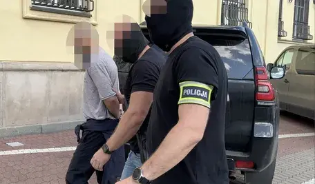 Rosyjscy obywatele z czeczeńskimi korzeniami, broń z zatartymi numerami,