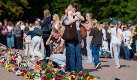 Na wieść o chorobie Haralda V przed pałacem królewskim w Oslo gromadzili się ludzie