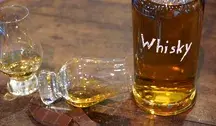 Szklanki i butelka wypełnione alkoholem