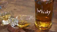 Szklanki i butelka wypełnione alkoholem