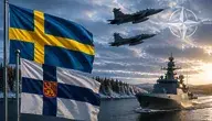 Flagi Szwecji i Finlandii oraz symbol NATO nad okrętem wojennym i myśliwcami w zimowej scenerii, obrazujące współpracę obronną państw nordyckich.