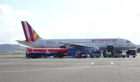 Samolot pasażerski linii Germanwings Airbus A320 w żółto-białych barwach na płycie lotniska. Zdjęcie ilustracyjne, nie przedstawia maszyny, która uległa katastrofie w Alpach w 2015 roku.