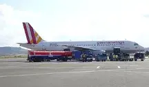 Samolot pasażerski linii Germanwings Airbus A320 w żółto-białych barwach na płycie lotniska. Zdjęcie ilustracyjne, nie przedstawia maszyny, która uległa katastrofie w Alpach w 2015 roku.