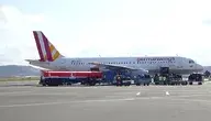 Samolot pasażerski linii Germanwings Airbus A320 w żółto-białych barwach na płycie lotniska. Zdjęcie ilustracyjne, nie przedstawia maszyny, która uległa katastrofie w Alpach w 2015 roku.
