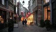 Ulica w centrum Brukseli z zabytkową belgijską zabudową, kamienicami, restauracjami i przechodniami. Spokojny obraz miasta w kontekście debaty o bezpieczeństwie i rosnącej przemocy narkotykowej.