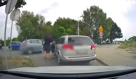 Miał 3 promile i nie chciał oddać kluczyków. Pijany obywatel Ukrainy szarpał funkcjonariusza w Smolcu – ten nie odpuścił, a pomoc przyszła z zaskoczenia