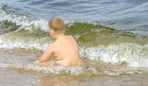 Chłopiec kąpie się w Bałtyku w wodzie jest groźna bakteria pochodząca z kału