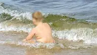 Chłopiec kąpie się w Bałtyku w wodzie jest groźna bakteria pochodząca z kału