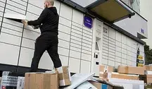 Kurier dostarczający paczki do paczkomatu