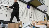 Kurier dostarczający paczki do paczkomatu